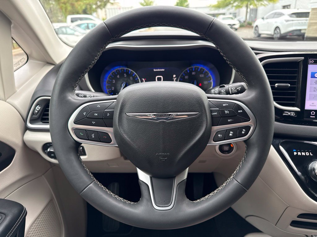 Used 2024 Chrysler Pacifica Touring-L FWD image 23