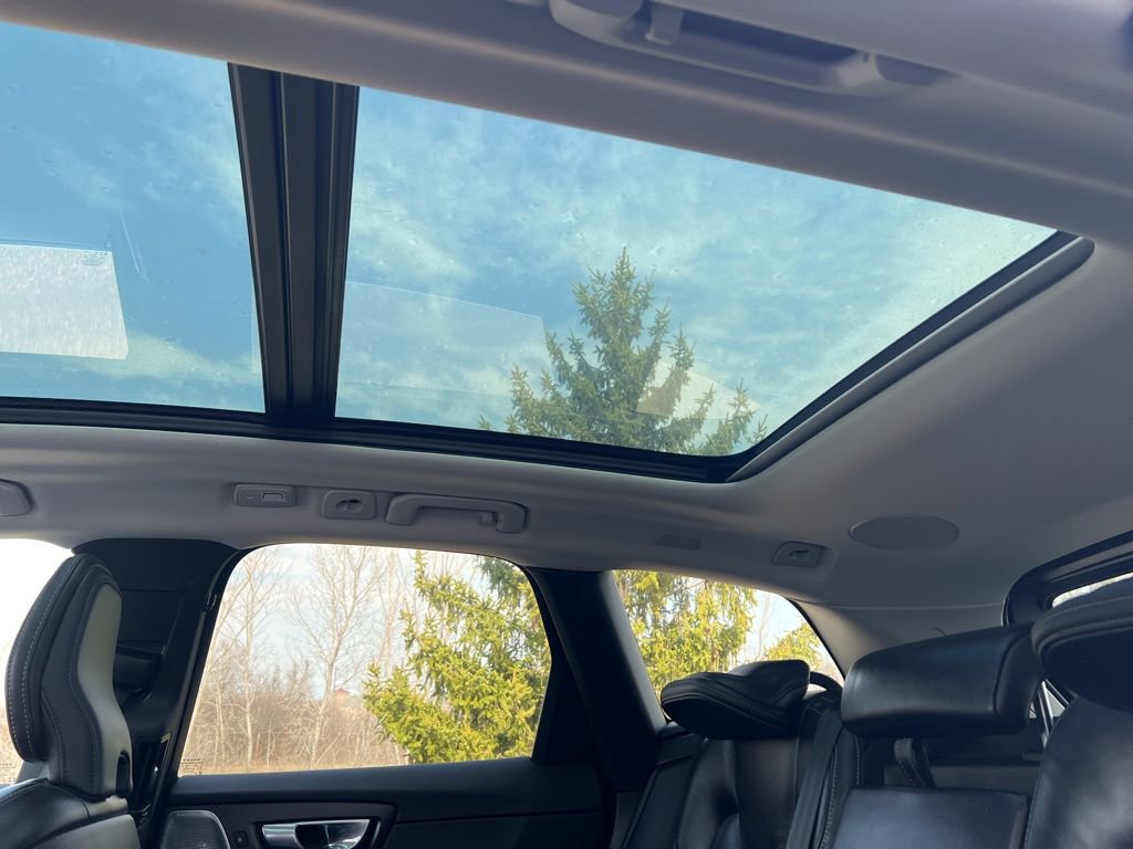 Used 2022 Volvo XC60 T8 Inscription image 29