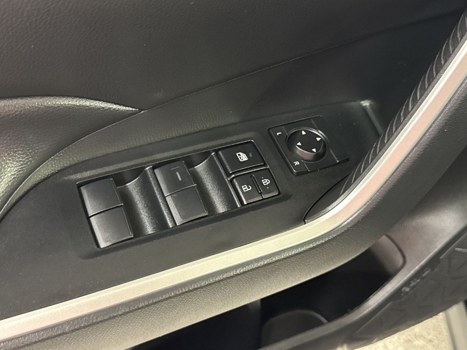 Used 2024 Toyota RAV4 LE AWD/4WD image 27