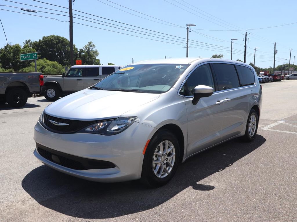 Used 2023 Chrysler Voyager LX image 3