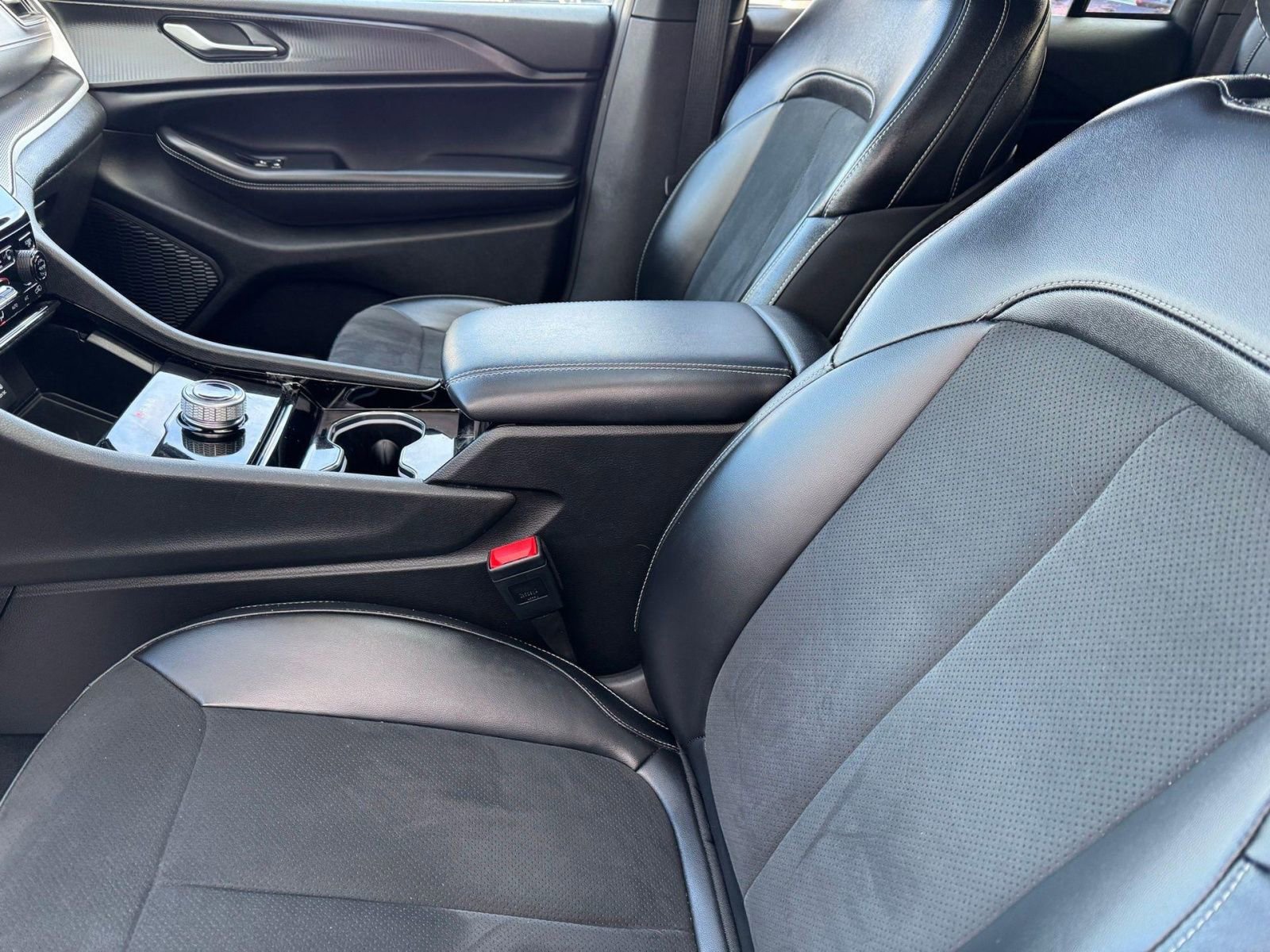 Used 2023 Jeep Grand Cherokee Altitude image 18