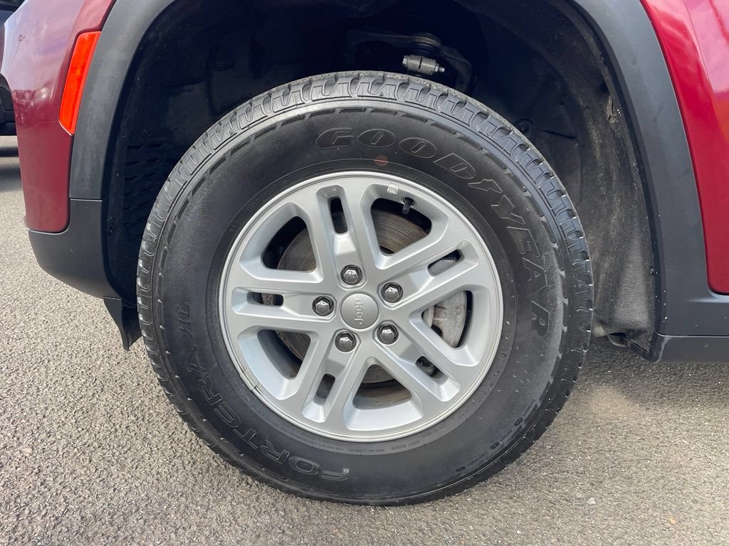 Used 2023 Jeep Grand Cherokee Laredo AWD/4WD image 21