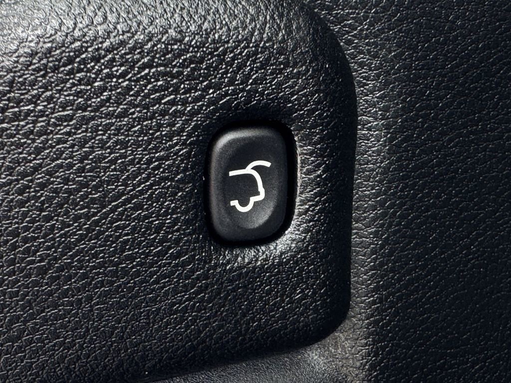 Used 2018 Jeep Grand Cherokee Altitude RWD image 29