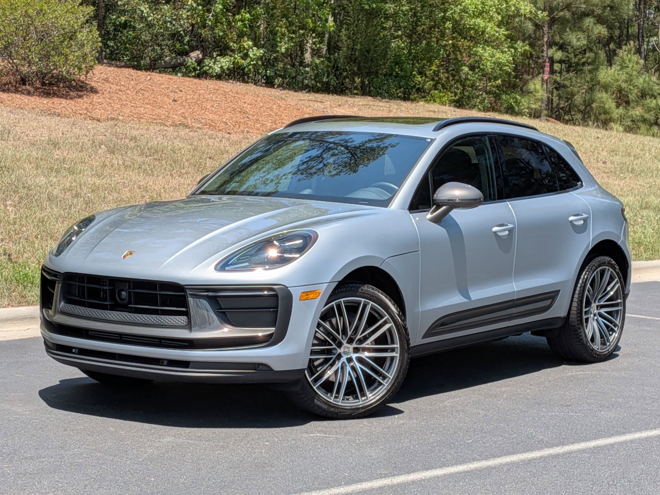 Certified 2025 Porsche Macan Turbo AWD/4WD image 1
