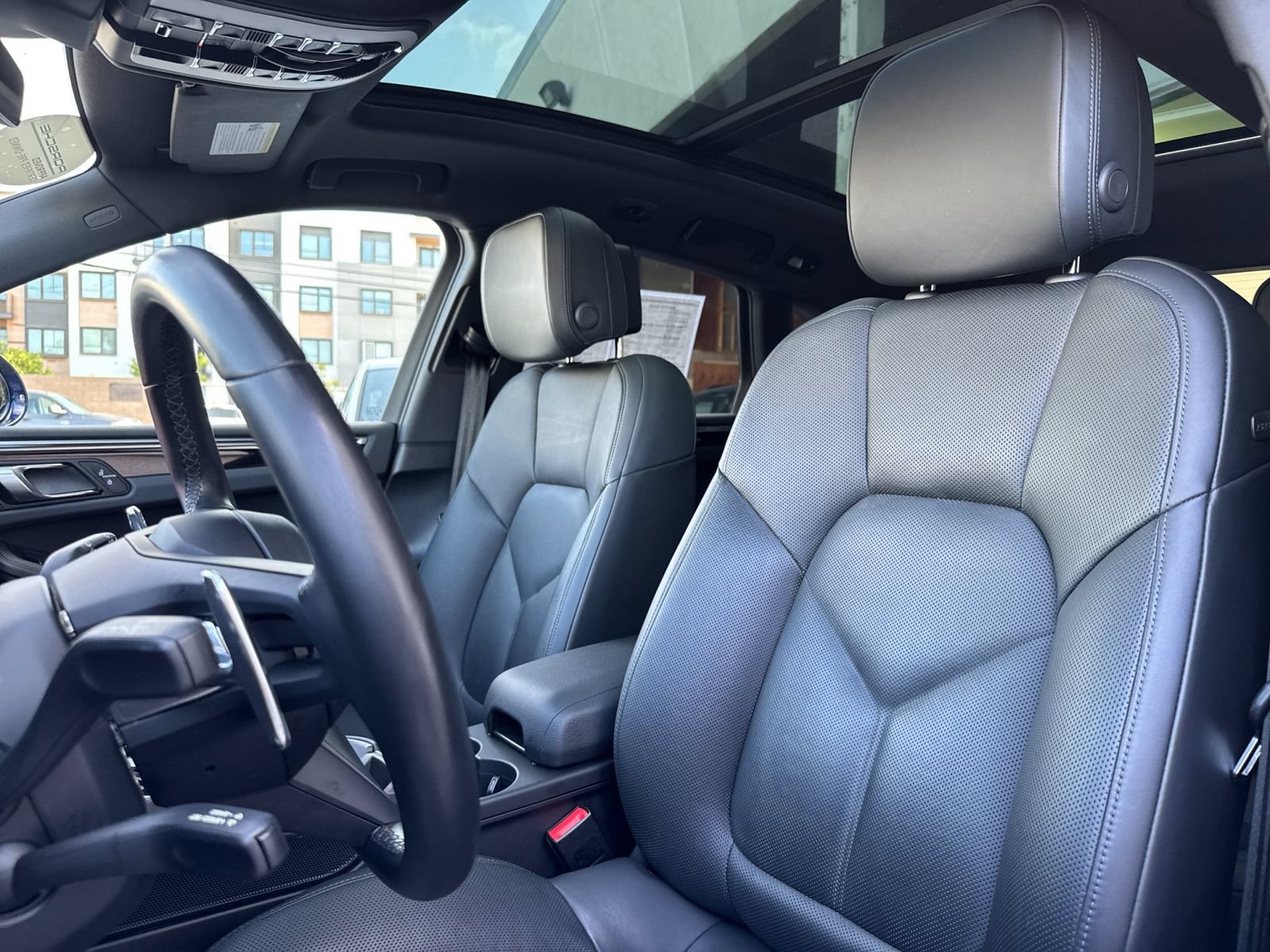 Certified 2022 Porsche Macan AWD/4WD image 5
