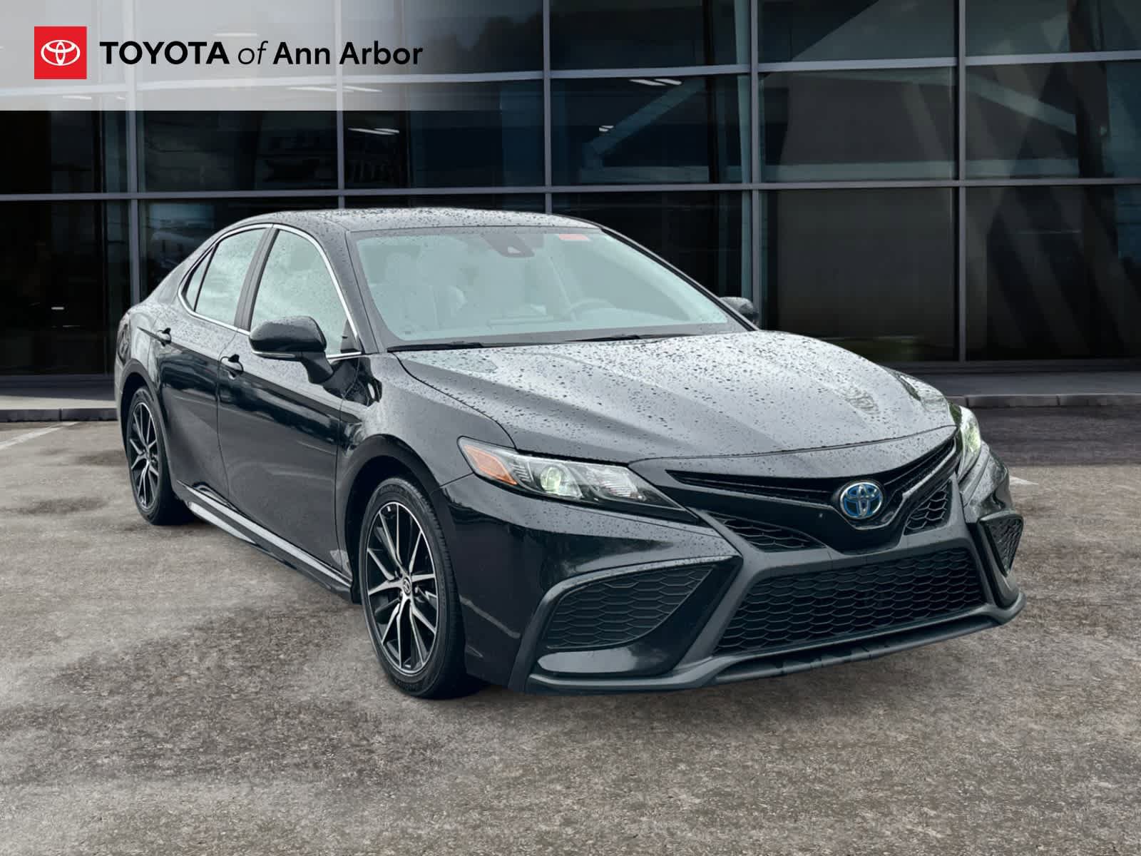 Used 2024 Toyota Camry SE FWD image 1