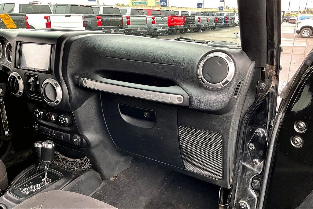 Used 2016 Jeep Wrangler Unlimited Sahara w/ Connectivity Group image 24