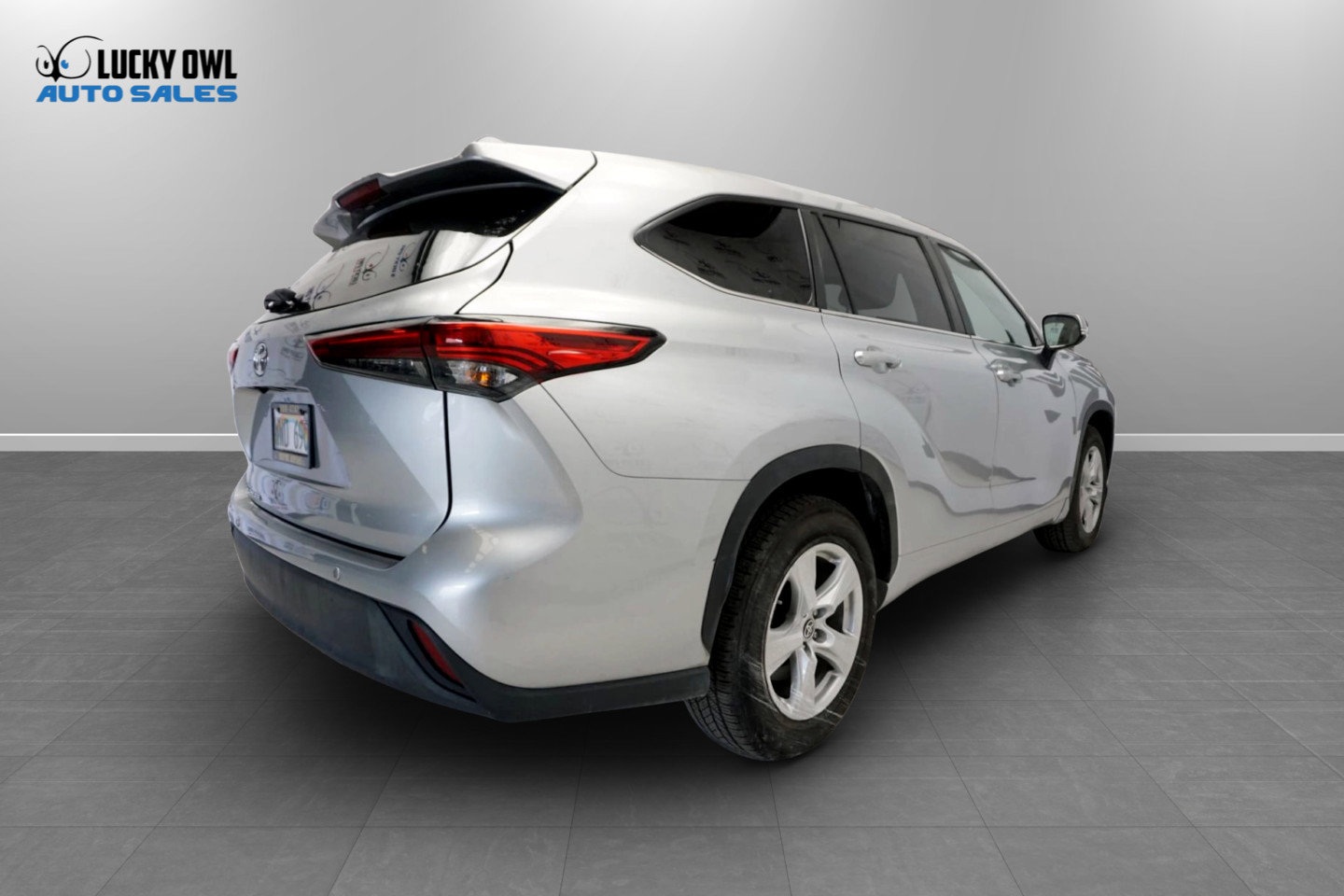 Used 2023 Toyota Highlander LE FWD image 8