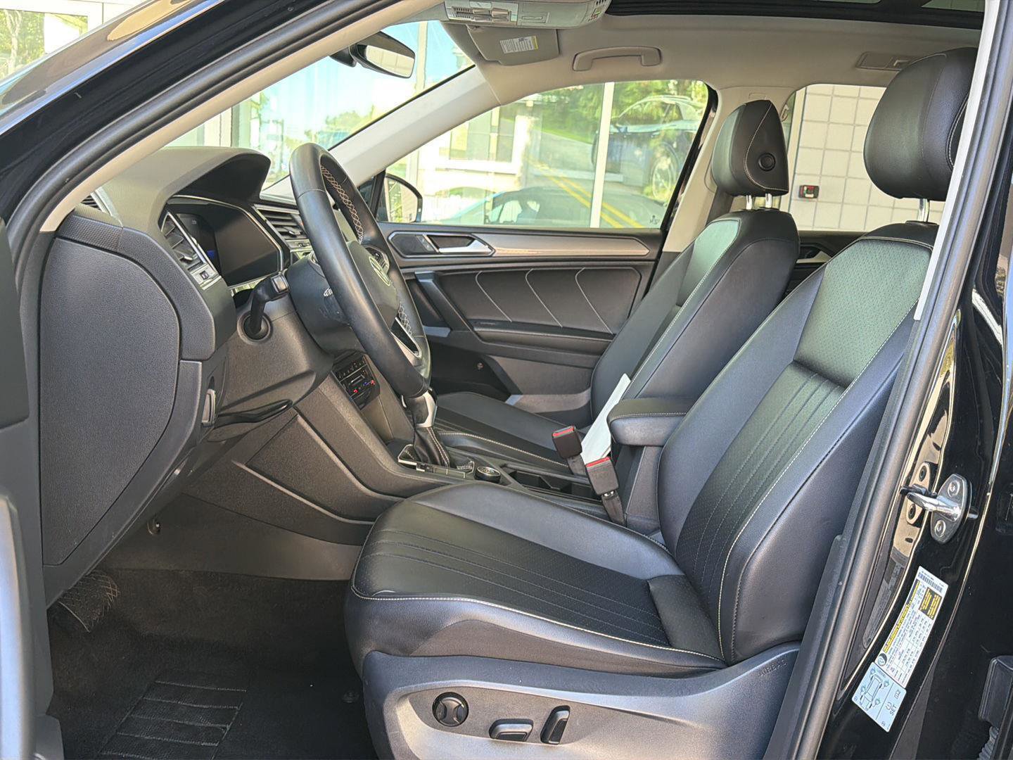 Certified 2022 Volkswagen Tiguan SE w/ Panoramic Sunroof Package AWD/4WD image 16