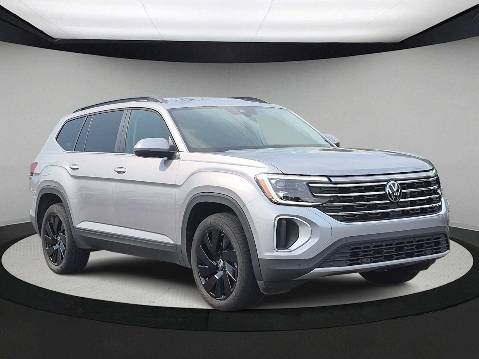 Used 2024 Volkswagen Atlas SE w/ Black Wheel Package AWD/4WD image 2