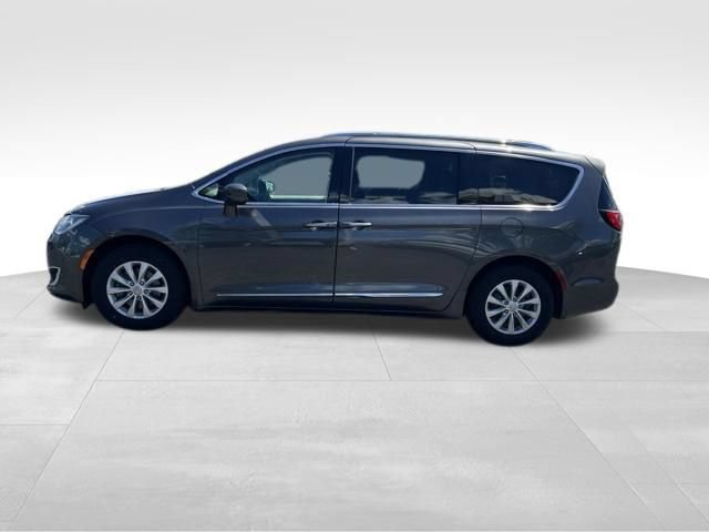 Used 2018 Chrysler Pacifica Touring-L FWD image 4