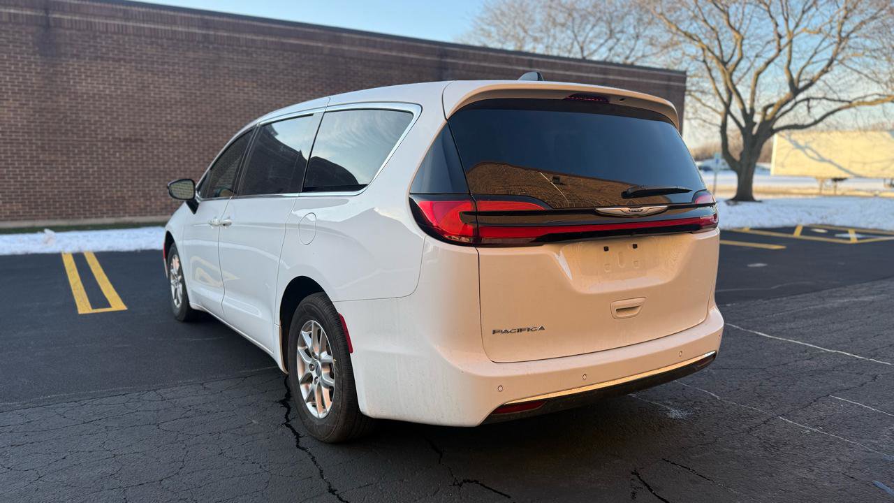 Used 2025 Chrysler Pacifica Select FWD image 5