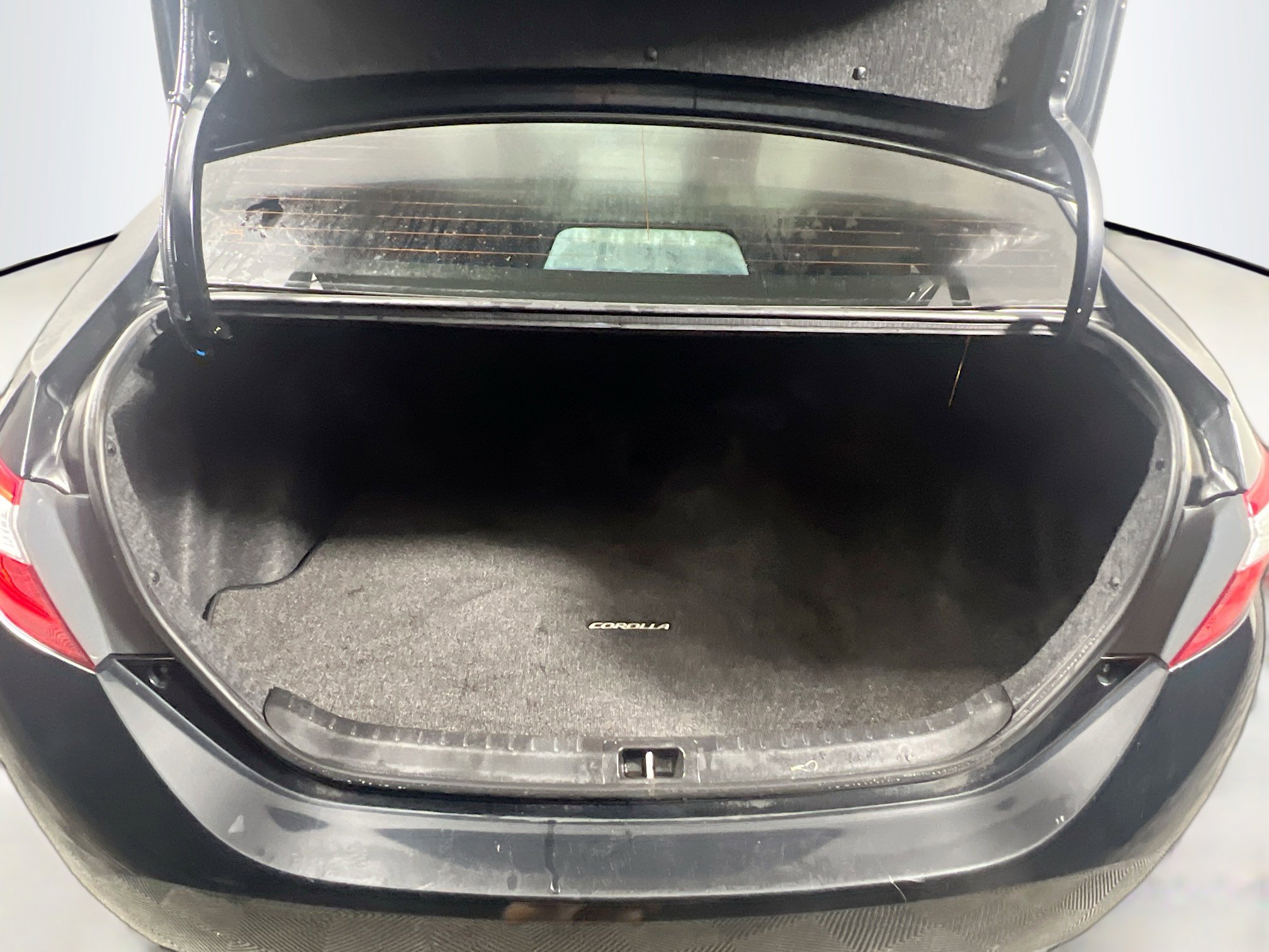 Used 2016 Toyota Corolla LE image 32