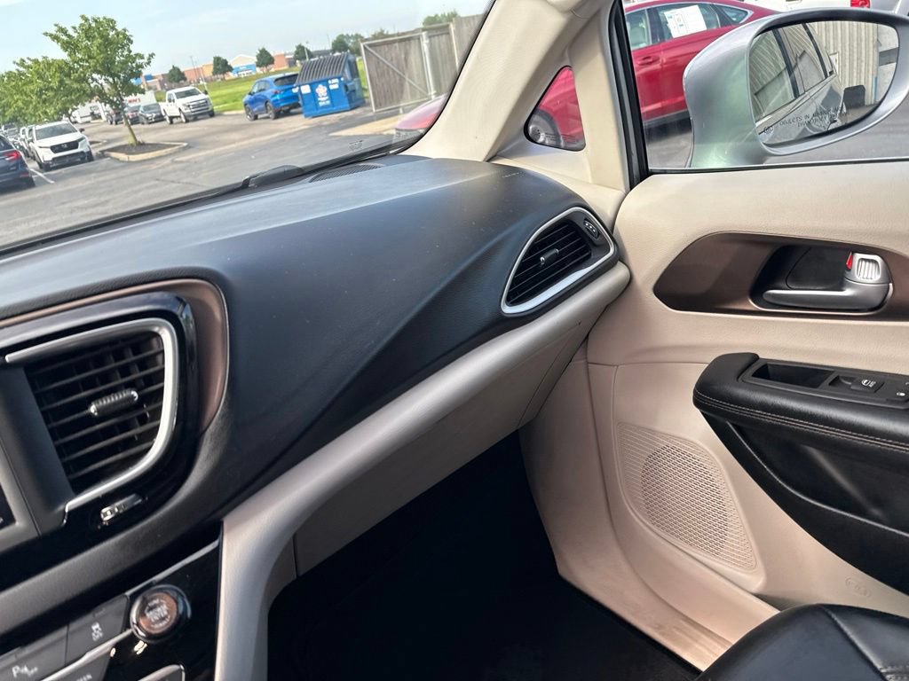 Used 2018 Chrysler Pacifica Touring-L FWD image 24