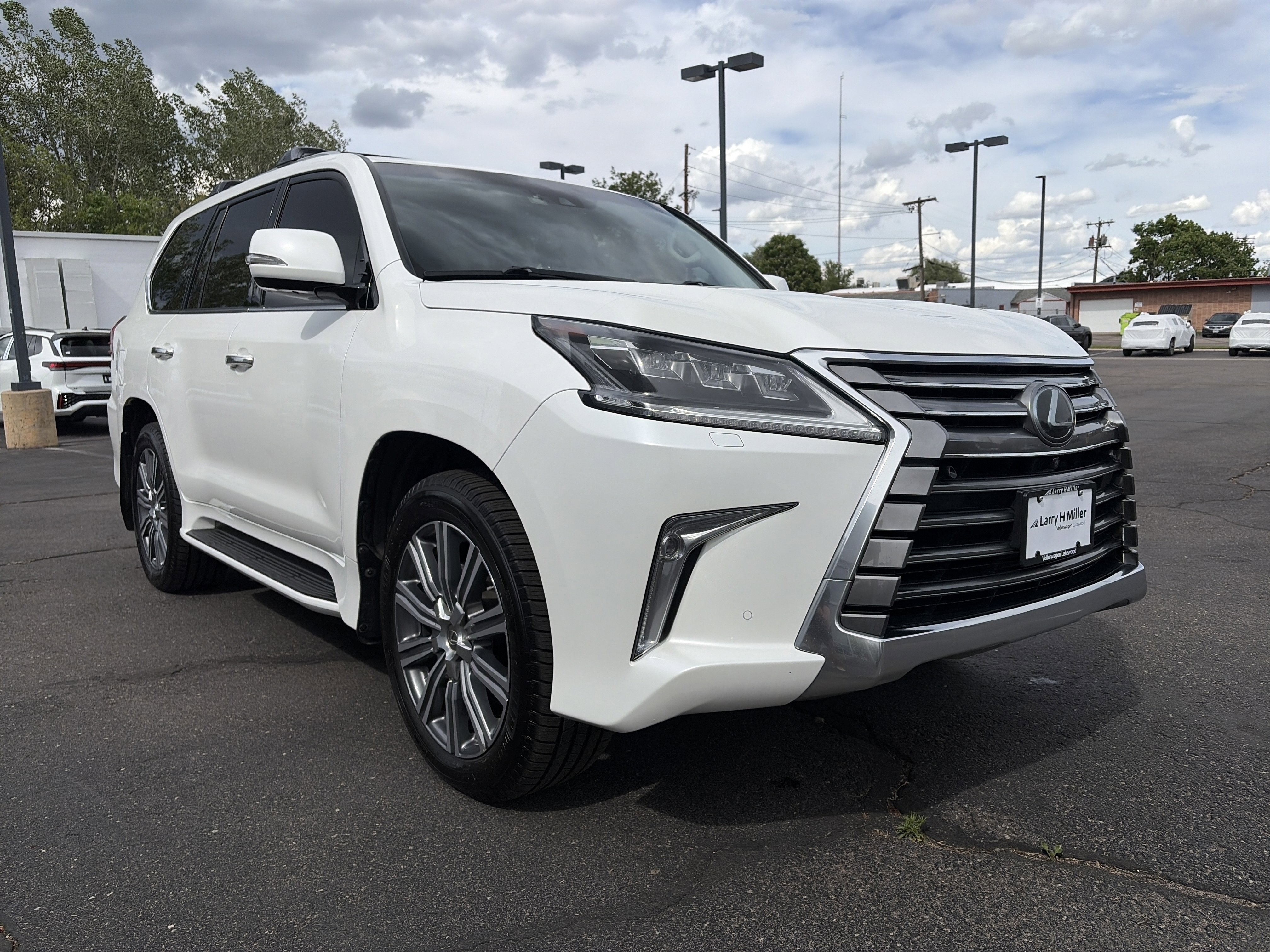 Used 2016 Lexus LX 570 4WD w/ Luxury Package image 3