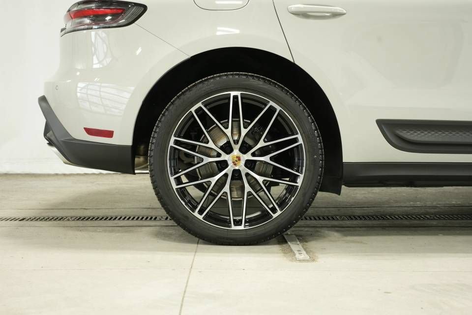 New 2026 Porsche Macan AWD/4WD image 39