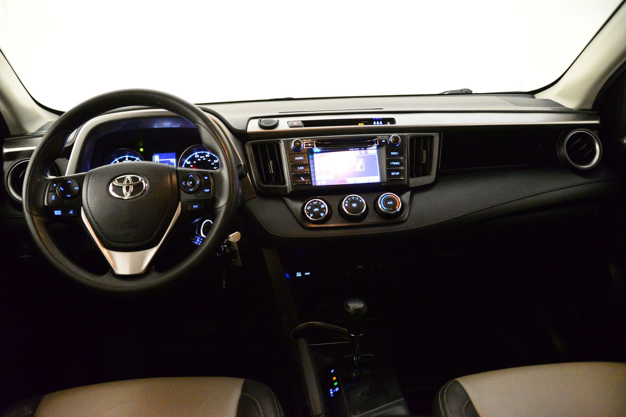 Used 2018 Toyota RAV4 LE image 3