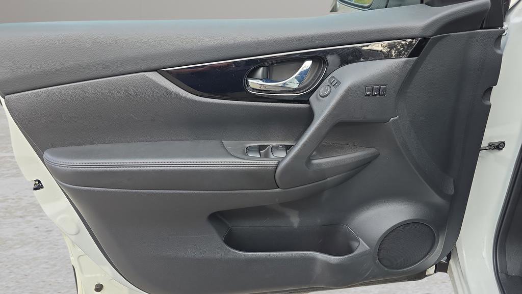 Used 2022 Nissan Rogue Sport SL w/ Premium Package image 9