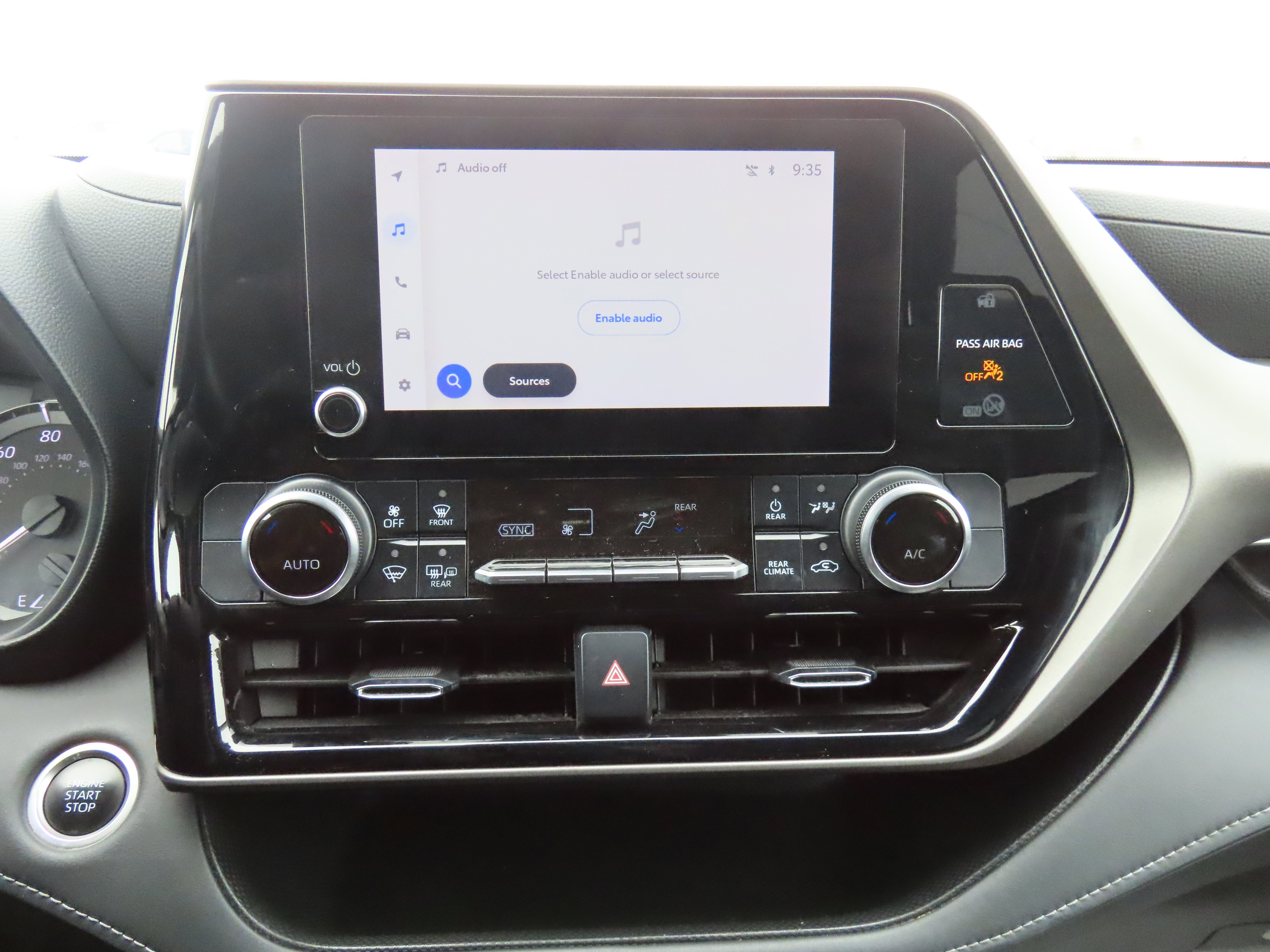 Used 2024 Toyota Highlander LE image 25