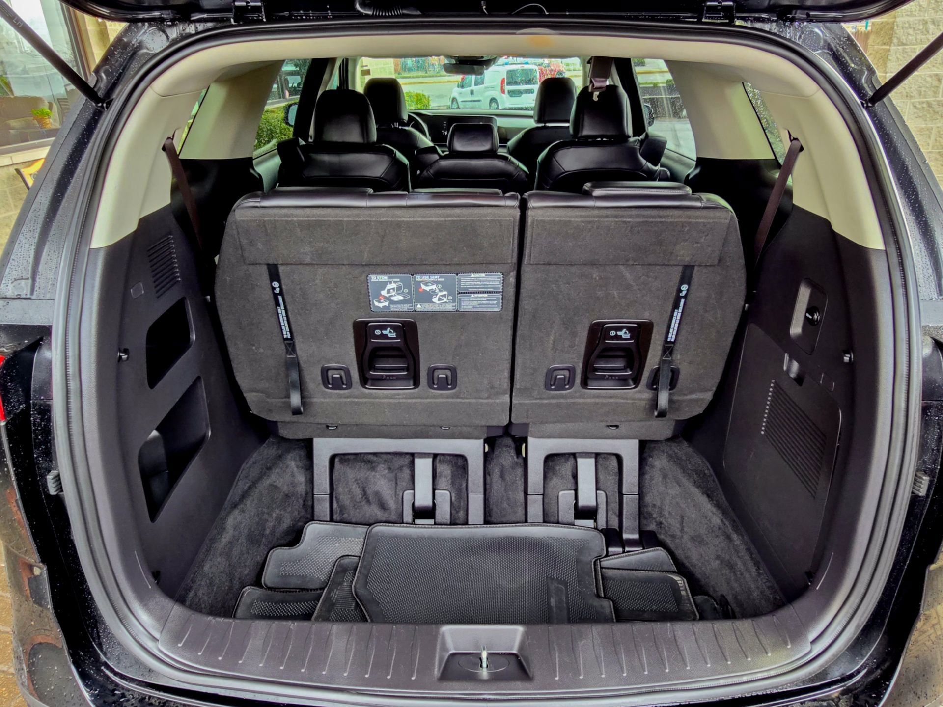 Used 2023 Kia Carnival LX image 33