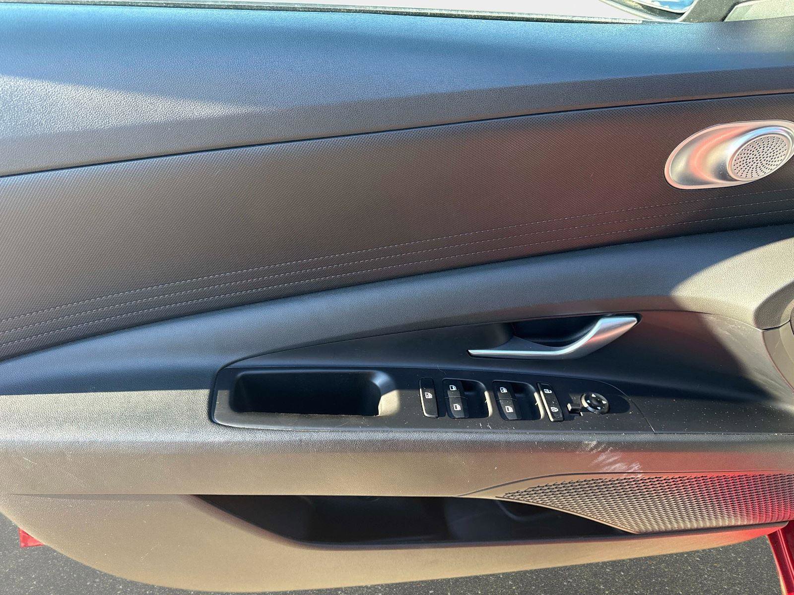 Certified 2023 Hyundai Elantra SE w/ Cargo Package image 18