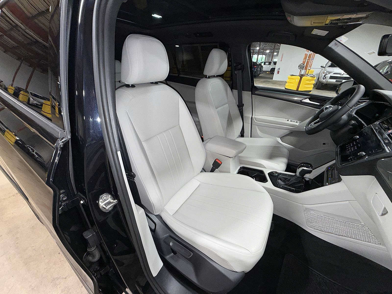Used 2022 Volkswagen Tiguan SE R-Line AWD/4WD image 16