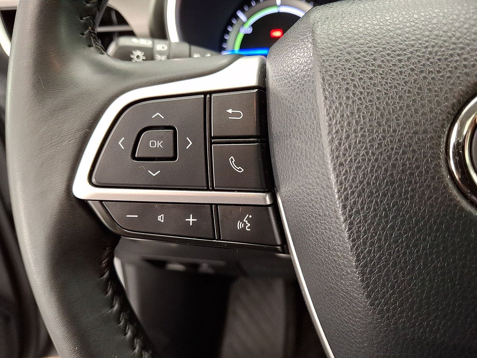 Used 2023 Toyota Highlander Bronze Edition FWD image 9