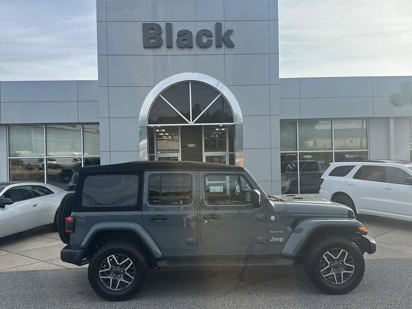 Used 2024 Jeep Wrangler Sahara image 5