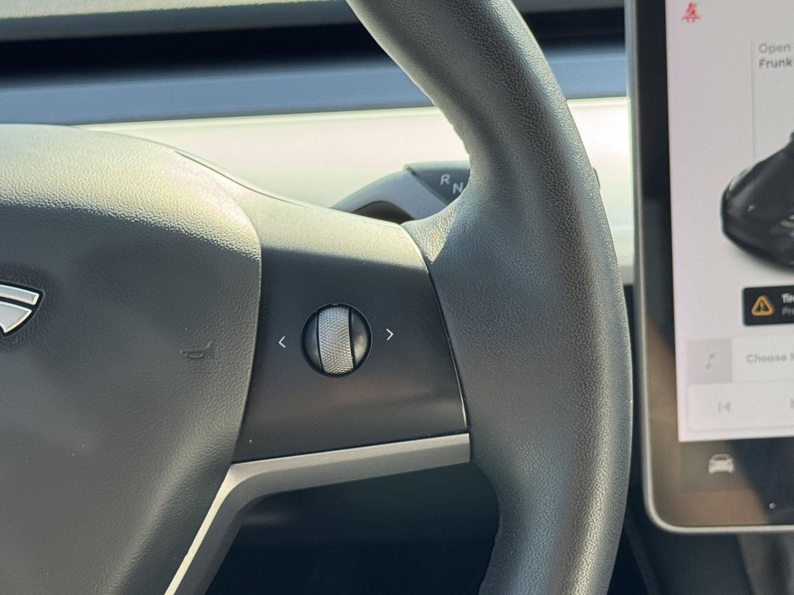 Used 2021 Tesla Model Y Long Range AWD/4WD image 23