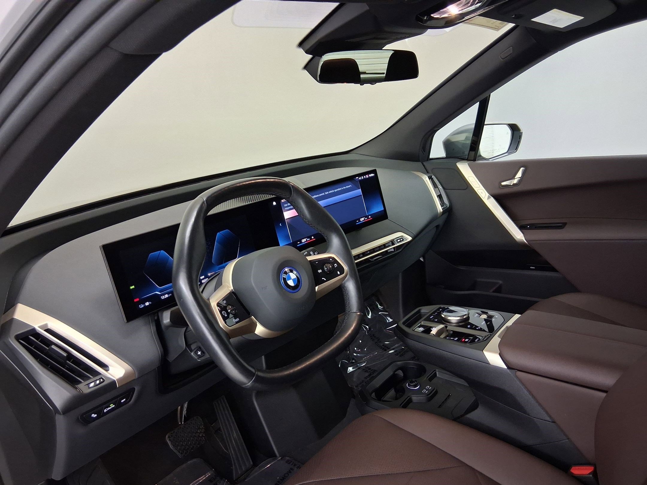 Used 2023 BMW iX xDrive50 w/ Sport Package image 2