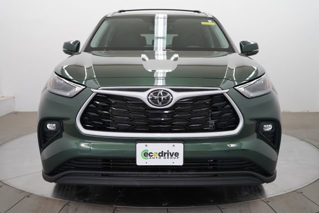 Used 2023 Toyota Highlander XLE image 2
