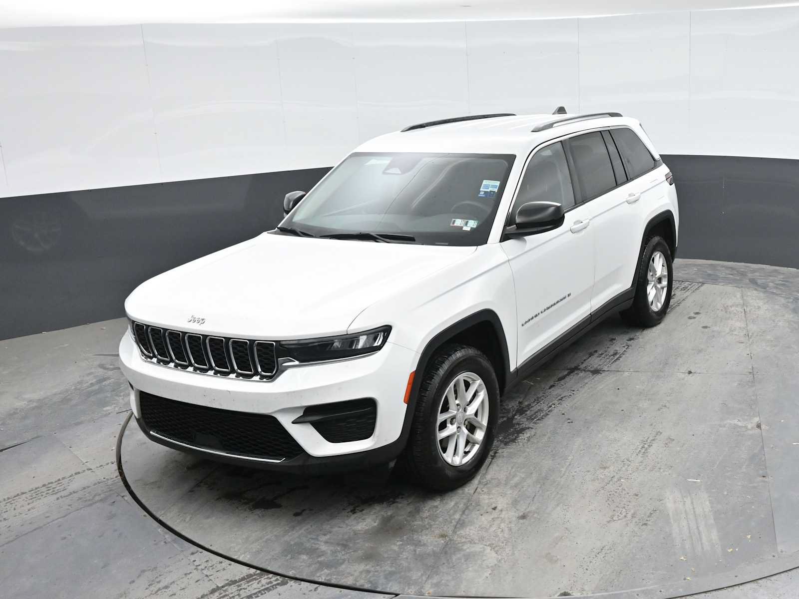 Used 2023 Jeep Grand Cherokee Laredo AWD/4WD image 16