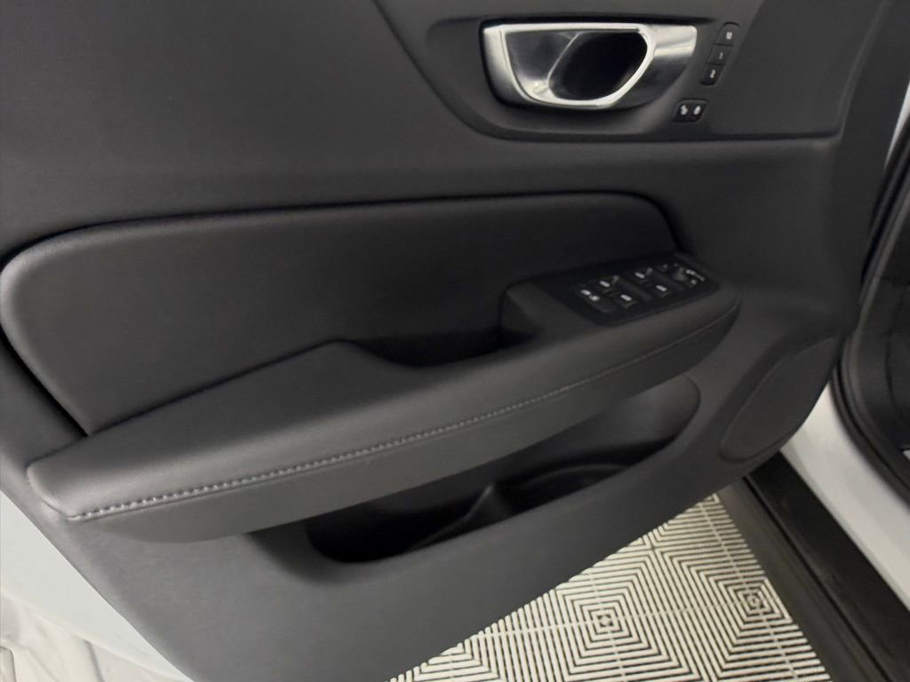 Used 2025 Volvo V60 B5 Cross Country Plus image 26