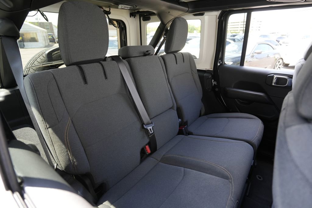 Used 2025 Jeep Wrangler Unlimited Sahara w/ Safety Group AWD/4WD image 28