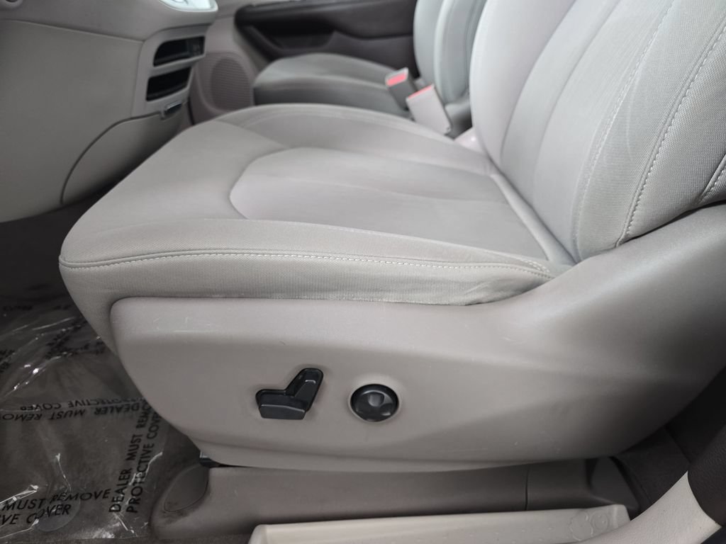 Used 2017 Chrysler Pacifica Touring w/ Tire & Wheel Group FWD image 33