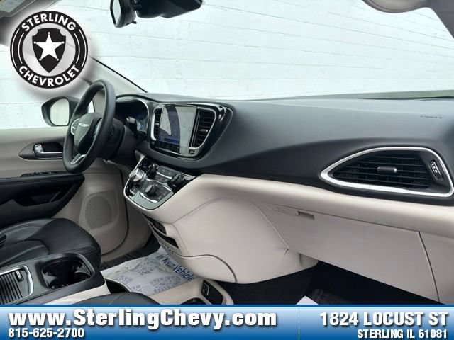 Used 2023 Chrysler Pacifica Touring-L FWD image 11