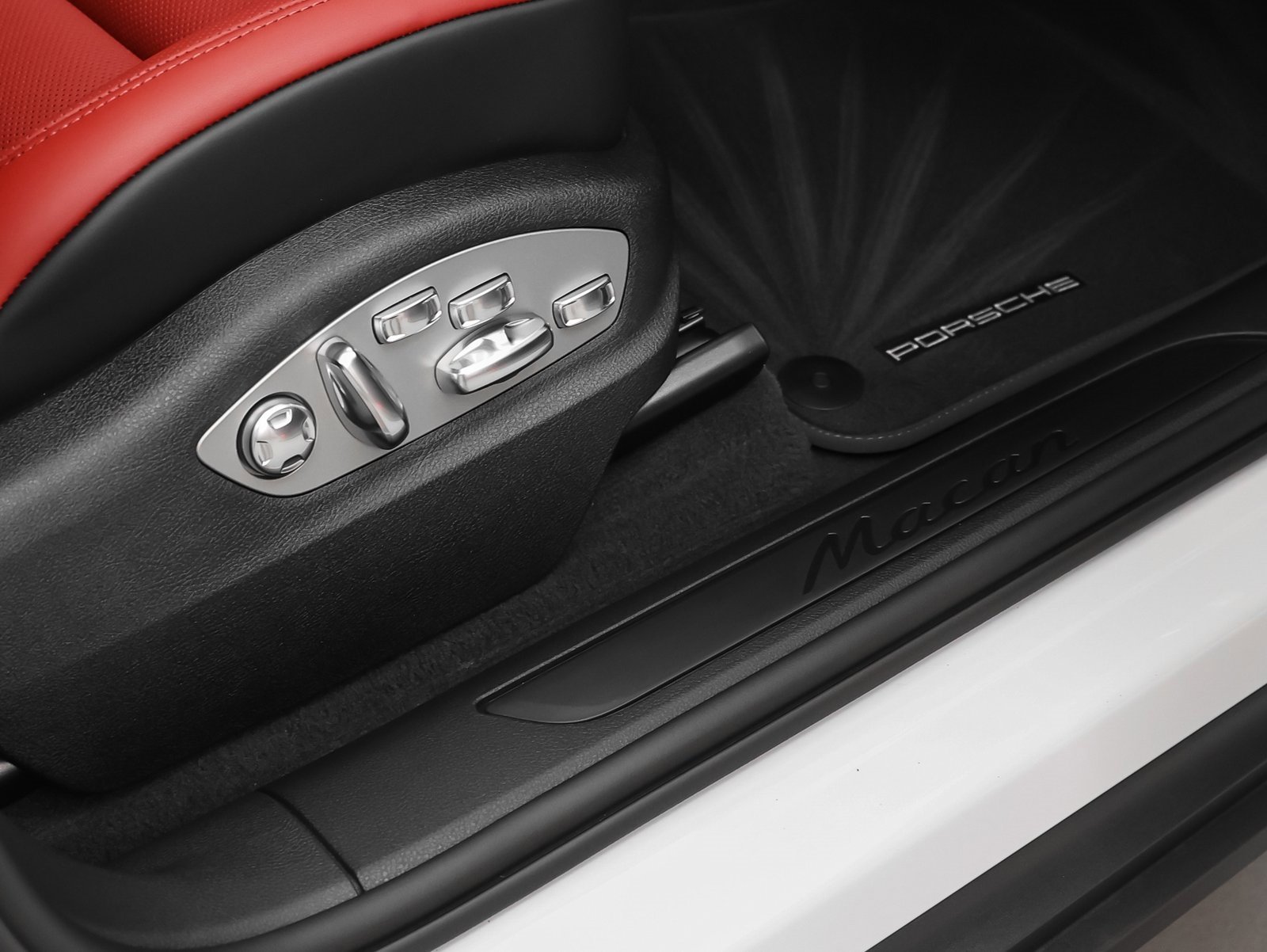 Used 2025 Porsche Macan image 19