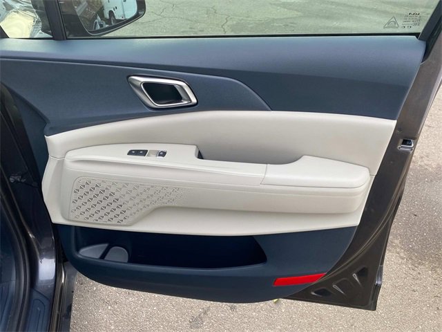 Used 2025 Kia Carnival EX image 36