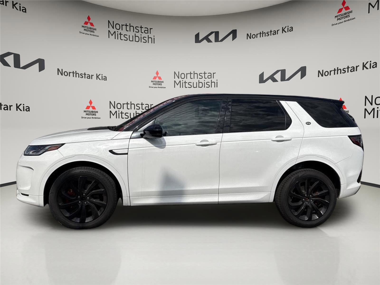 Used 2023 Land Rover Discovery Sport SE R-Dynamic image 2