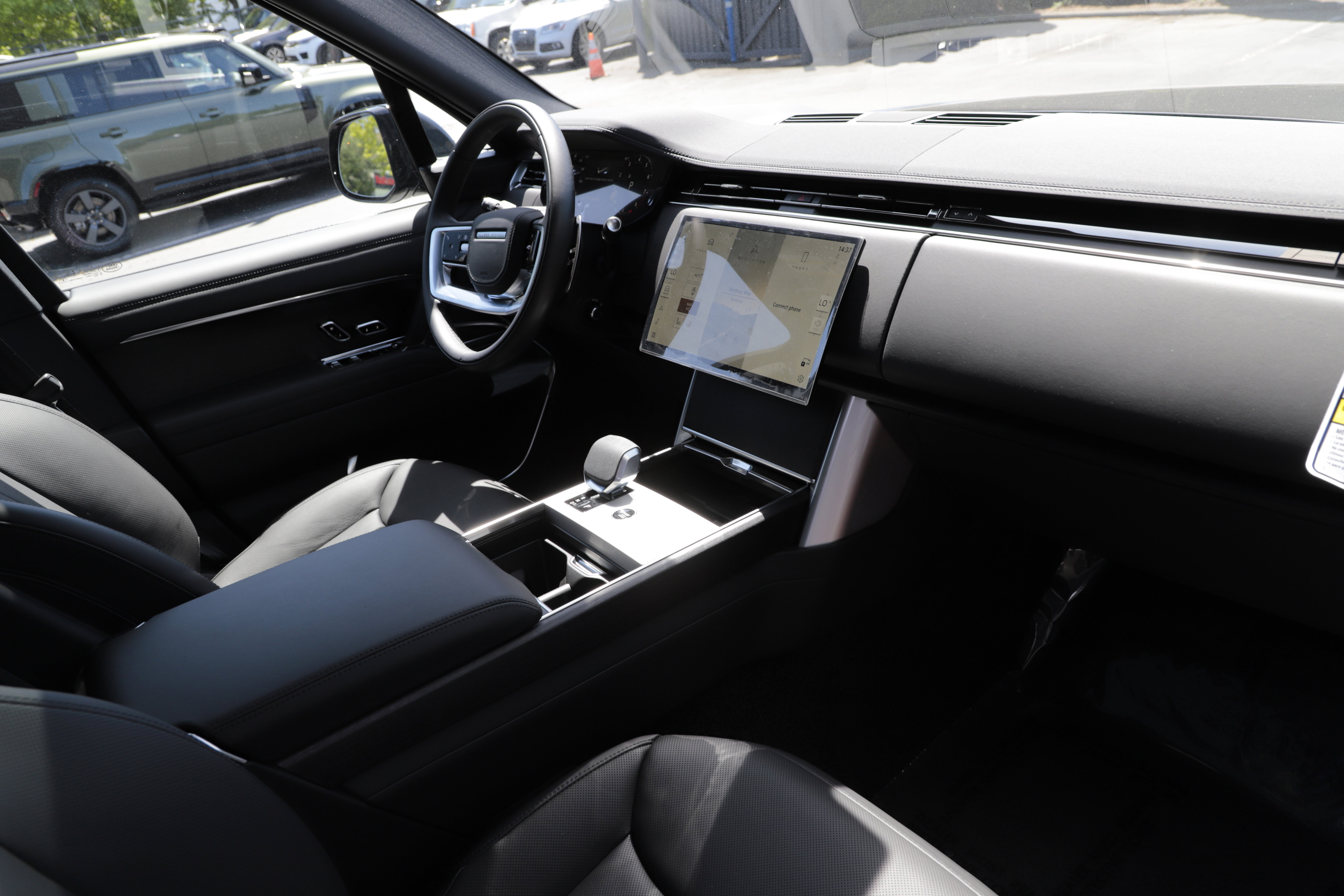 New 2026 Land Rover Range Rover Long Wheelbase SE AWD/4WD image 13