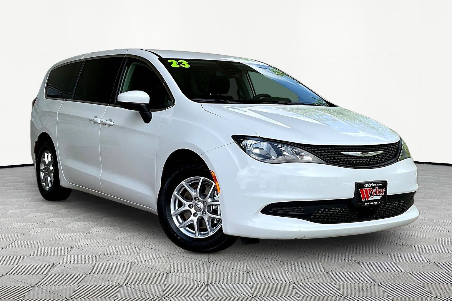 Used 2023 Chrysler Voyager LX FWD image 3