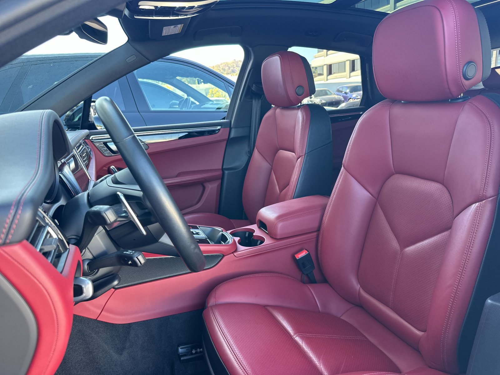 Certified 2023 Porsche Macan AWD/4WD image 6