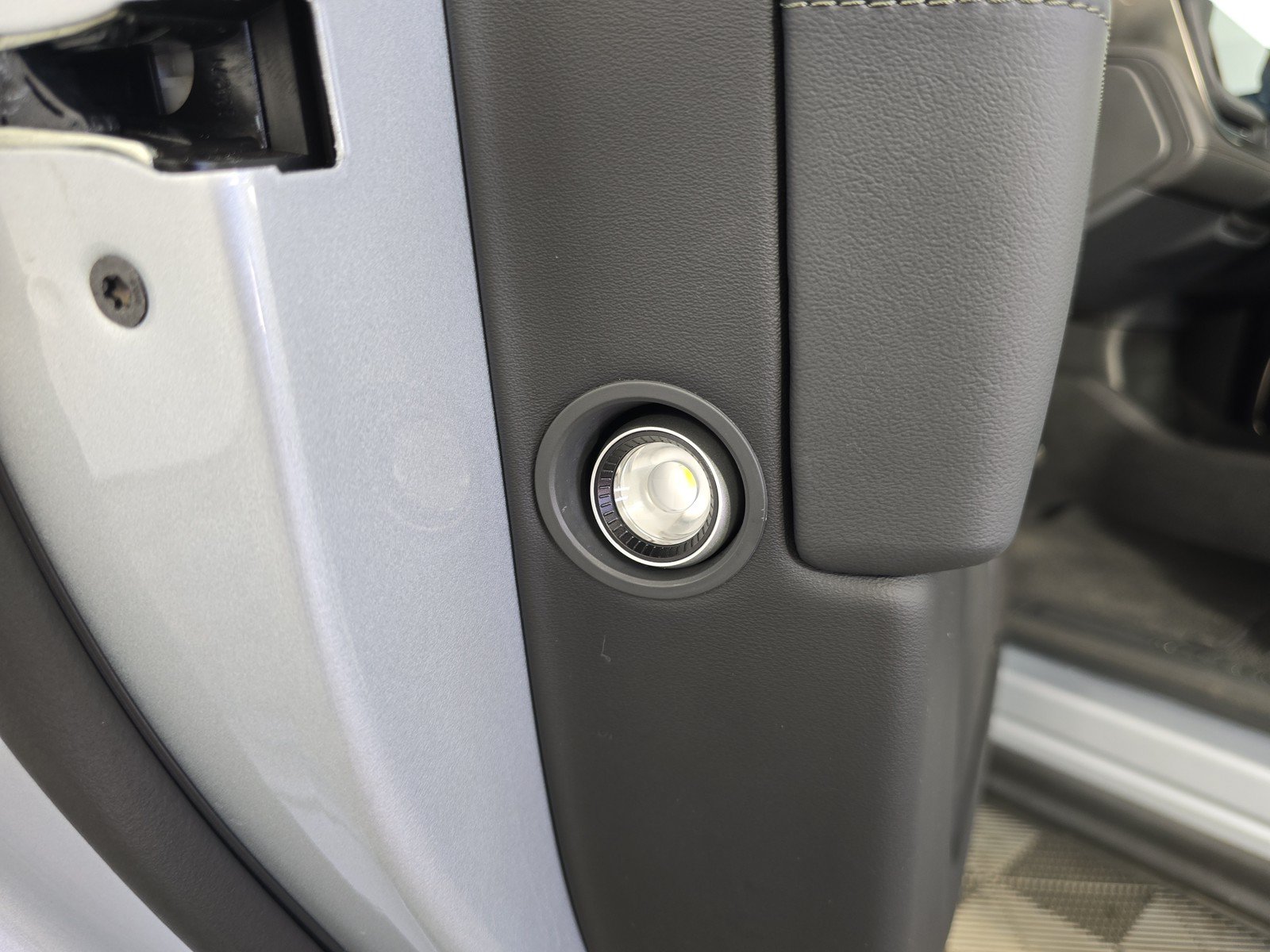 Used 2024 Rivian R1S Adventure AWD/4WD image 31