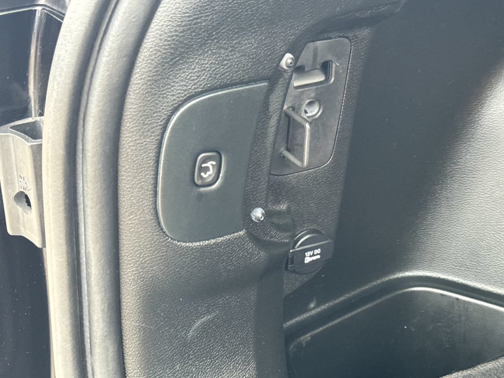 Used 2017 Jeep Cherokee Limited w/ Luxury Group FWD image 8
