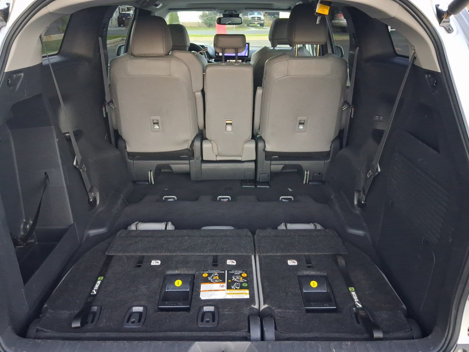 Used 2025 Toyota Sienna XLE FWD image 16