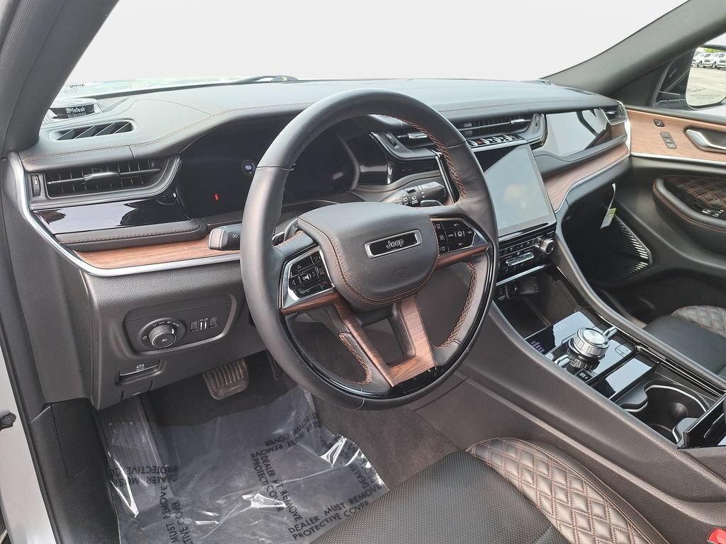 Certified 2022 Jeep Grand Cherokee Summit w/ Luxury Tech Group V AWD/4WD image 17
