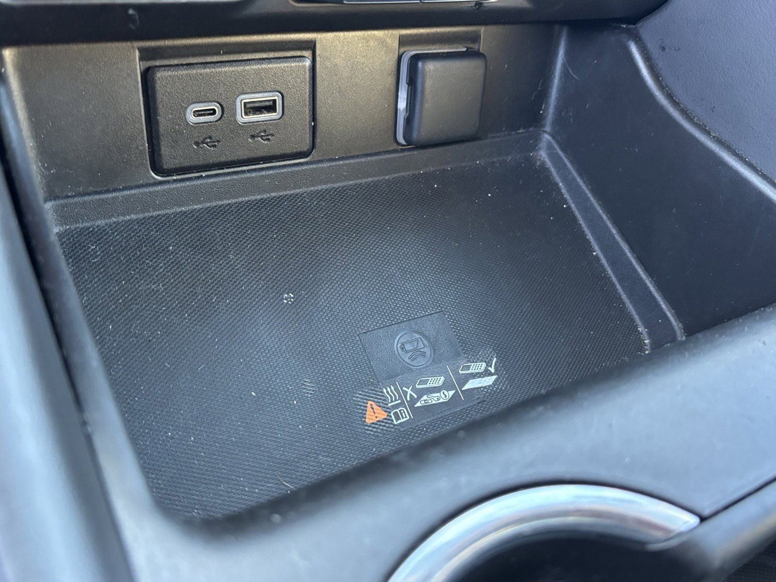 Used 2023 Chevrolet Suburban Premier image 3