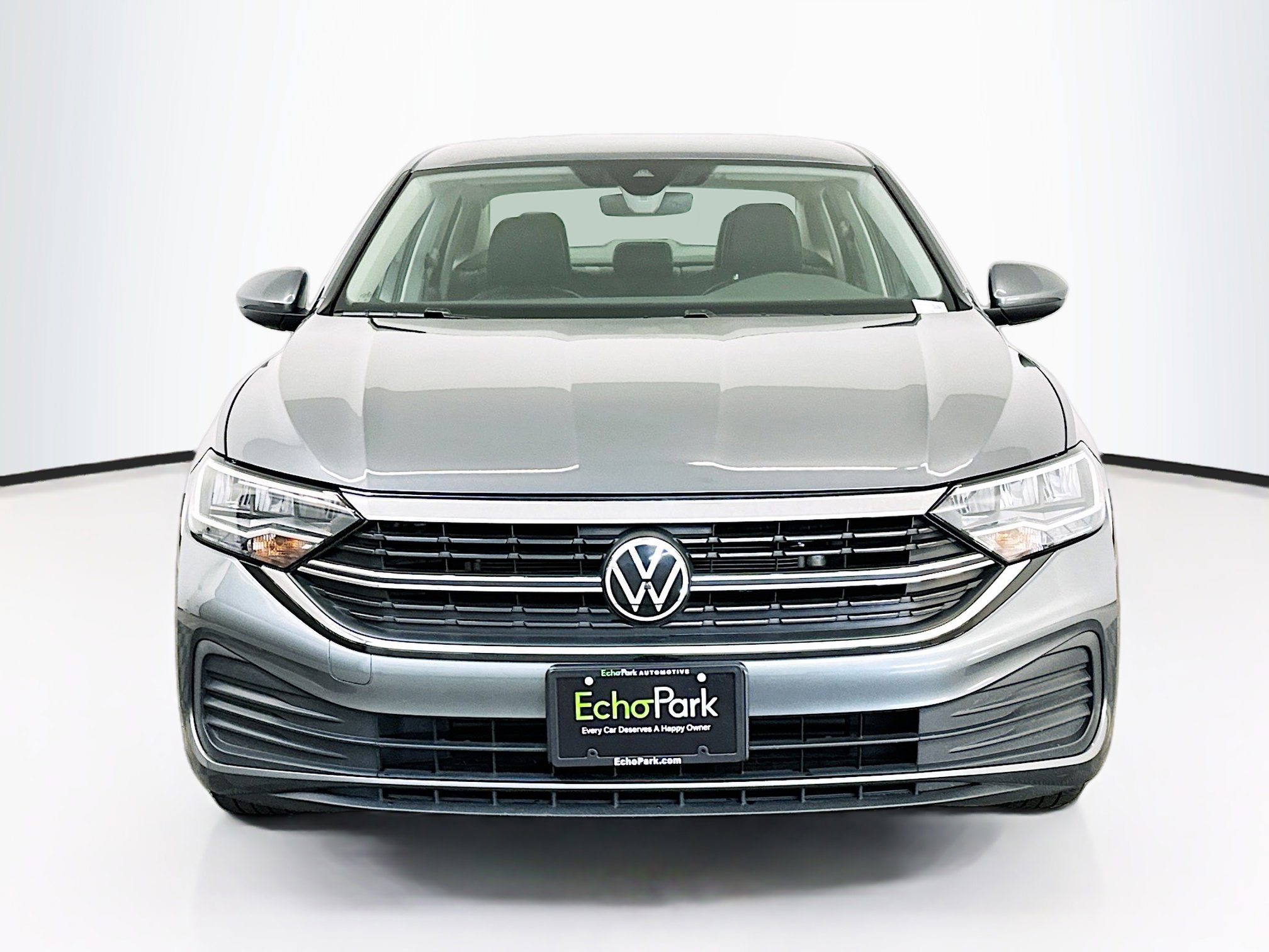 Used 2024 Volkswagen Jetta SE image 2