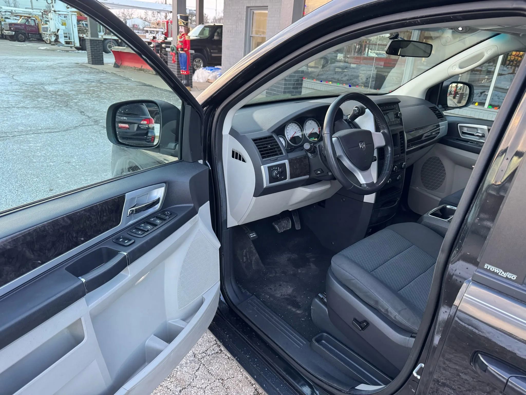 Used 2010 Dodge Grand Caravan SXT w/ Family Value Group FWD image 9