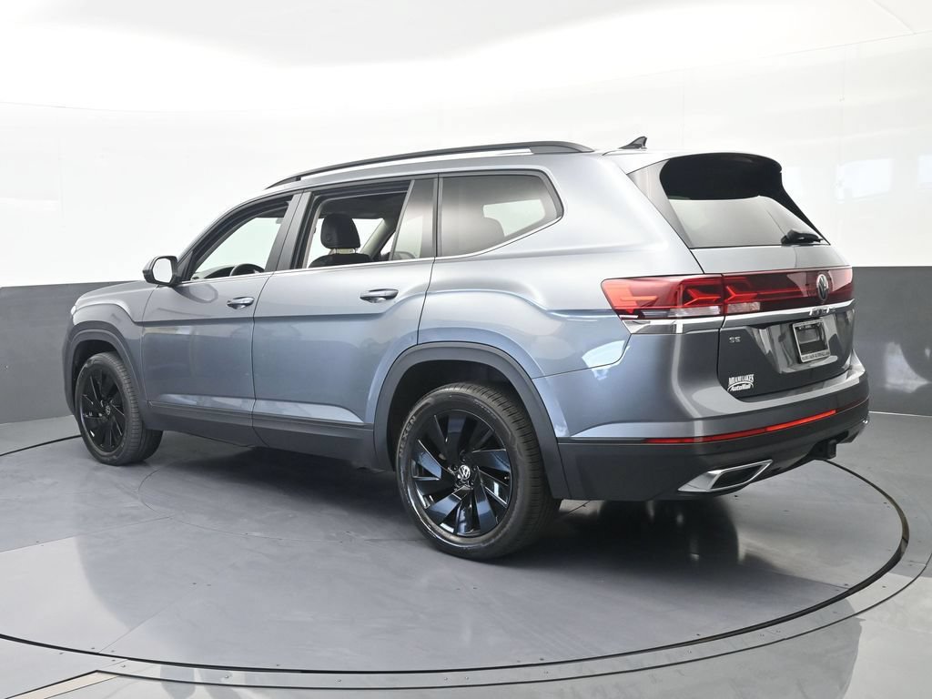 Used 2024 Volkswagen Atlas SE w/ Panoramic Sunroof Package FWD image 4